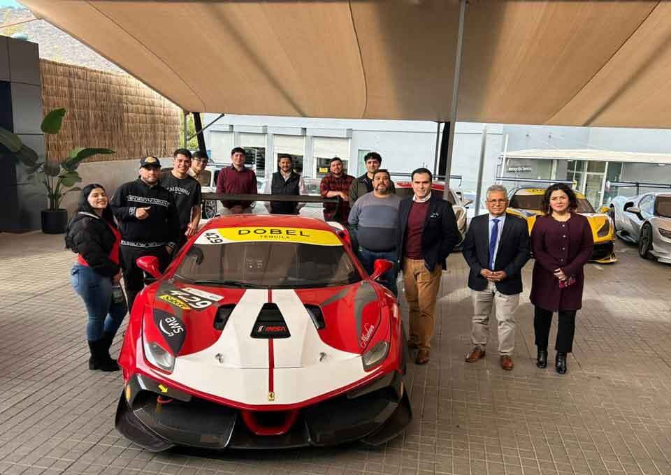 Modelos Ferrari en el showroom de Ferrari Chile