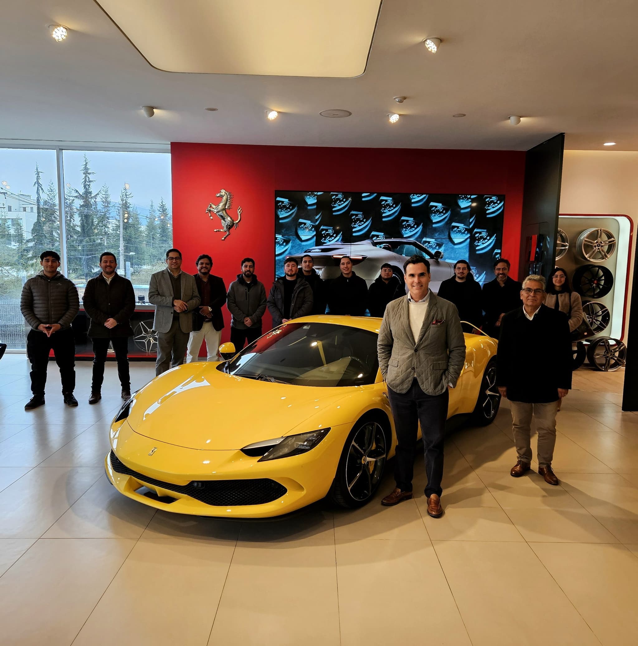 Estudiantes de DuocUC junto a vehículos Ferrari